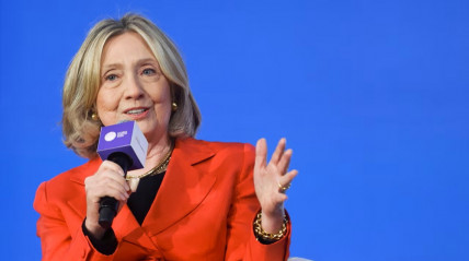 Hillary Clinton pede que Trump seja questionado sobre laços com Epstein - DR