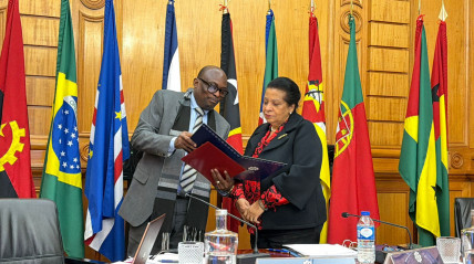 Representante permanente de Angola junto da Comunidade dos Pa&iacute;ses de L&iacute;ngua Portuguesa (CPLP), Evaristo da Silva, entrega documento a secret&aacute;ria executiva da CPLP, Maria de F&aacute;tima Jardim