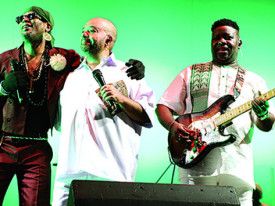 M&uacute;sico Paulo Flores (centro) realiza dois concertos em Portugal - Edi&ccedil;&otilde;es Novembro