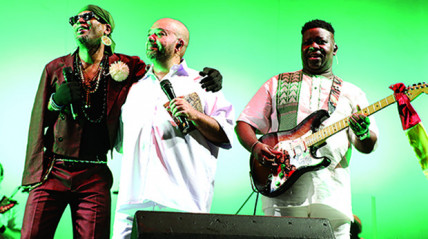 Músico Paulo Flores (centro) realiza dois concertos em Portugal - Edições Novembro