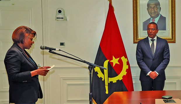 Ministro de Estado para Coordena&ccedil;&atilde;o Econ&oacute;mica, Jos&eacute; de Lima Massano, confere posse a nova directora-geral da UIF, Fausta Raul Muzumbi