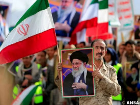 Autoridades suspendem funeral de Ali Khamenei marcada para esta noite - DR