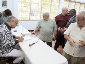 Escritor e jornalista Jo&atilde;o Melo autografa obras apresentadas em Luanda, na Uni&atilde;o dos Escritores Angolanos (UEA) - Edi&ccedil;&otilde;es Novembro