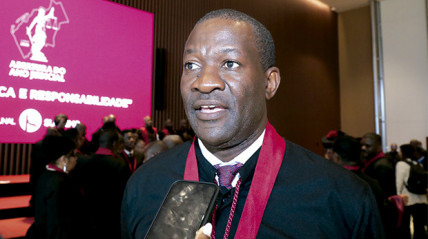 Bastonário da Ordem de Advogados de Angola - Edições Novembro