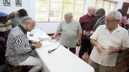 Escritor e jornalista João Melo autografa obras apresentadas em Luanda, na União dos Escritores Angolanos (UEA) - Edições Novembro