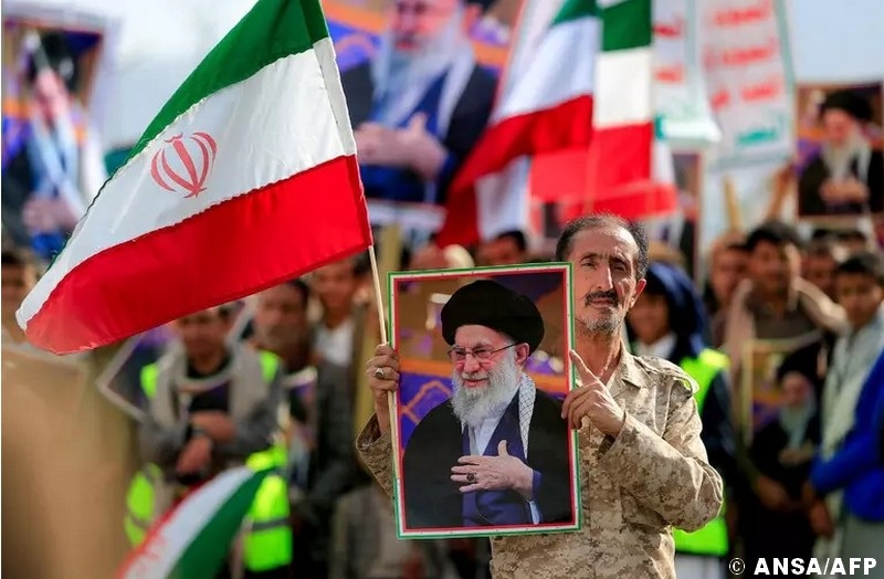 Autoridades suspendem funeral de Ali Khamenei marcada para esta noite