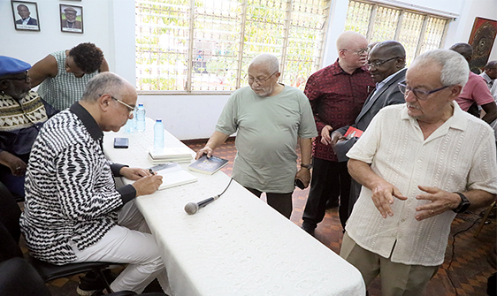 Escritor e jornalista Jo&atilde;o Melo autografa obras apresentadas em Luanda, na Uni&atilde;o dos Escritores Angolanos (UEA)