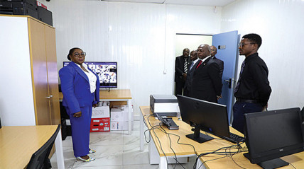 Visita do ministro Téte António ao ICAESC - MIREX