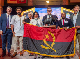 Membros da embaixada de Angola e da National Geographic - DR