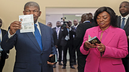 Chefe de Estado e Primeira-Dama recebem passaporte electrónico - Edições Novembro