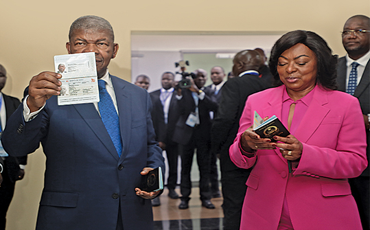 Chefe de Estado e Primeira-Dama recebem passaporte electr&oacute;nico