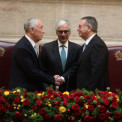 Presidente da Rep&uacute;blica Portuguesa, Ant&oacute;nio Jos&eacute; Seguro, troca cumprimentos com o seu antecessor, Marcelo Rebelo de Sousa