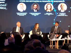 Presidente do Conselho de Administra&ccedil;&atilde;o da AIPEX, Arlindo das Chagas Rangel (2&ordm; dir.), durante o debate inserido na Confer&ecirc;ncia "Radar &Aacute;frica &ndash; os Caminhos de Angola" - Cedida