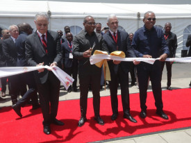 Ministro de Estado para a Coordena&ccedil;&atilde;o Econ&oacute;mica, Jos&eacute; de Lima Massano, inaugura complexo industrial de refina&ccedil;&atilde;o, transforma&ccedil;&atilde;o e engarrafamento de &oacute;leos vegetais "Rafinole", em Luanda - Cedida