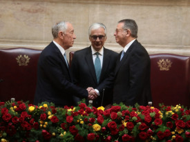 Presidente da Rep&uacute;blica Portuguesa, Ant&oacute;nio Jos&eacute; Seguro, troca cumprimentos com o seu antecessor, Marcelo Rebelo de Sousa - Edi&ccedil;&otilde;es Novembro