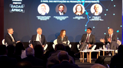 Presidente do Conselho de Administração da AIPEX, Arlindo das Chagas Rangel (2º dir.), durante o debate inserido na Conferência 