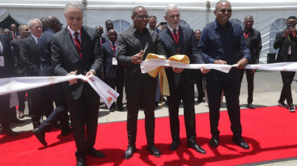 Ministro de Estado para a Coordenação Económica, José de Lima Massano, inaugura complexo industrial de refinação, transformação e engarrafamento de óleos vegetais 