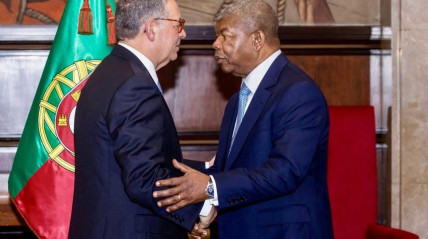 Presidente da República, João Lourenço, cumprimenta Presidente de Portugal, António José Seguro, depois de ter sido empossado no cargo - CIPRA