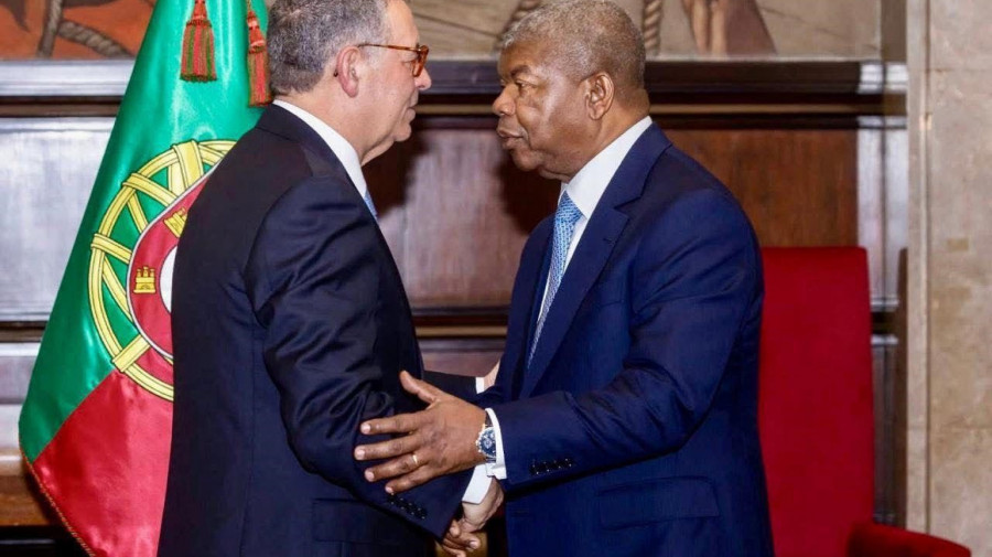 Presidente da Rep&uacute;blica, Jo&atilde;o Louren&ccedil;o, cumprimenta Presidente de Portugal, Ant&oacute;nio Jos&eacute; Seguro, depois de ter sido empossado no cargo