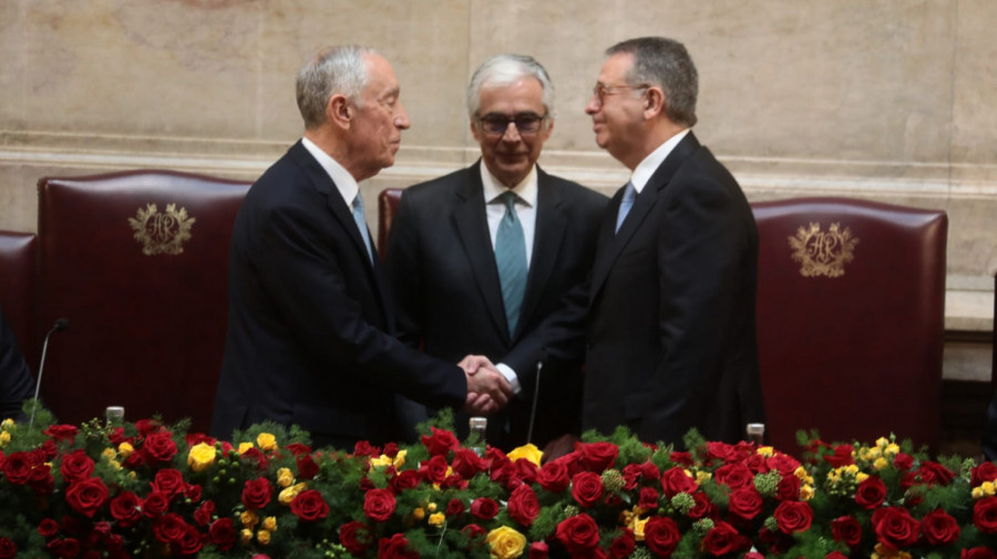 Presidente da Rep&uacute;blica Portuguesa, Ant&oacute;nio Jos&eacute; Seguro, troca cumprimentos com o seu antecessor, Marcelo Rebelo de Sousa