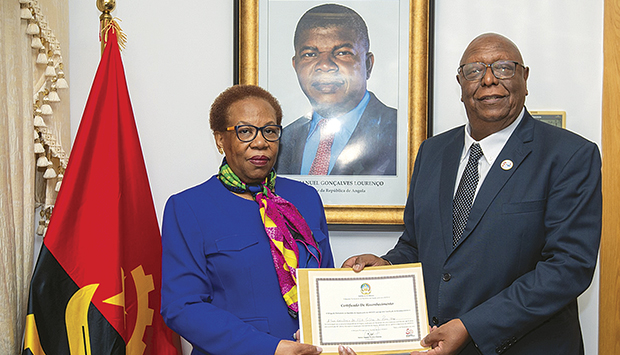 Ministro da Cultura e a embaixadora Maria C&acirc;ndida Pereira Teixeira