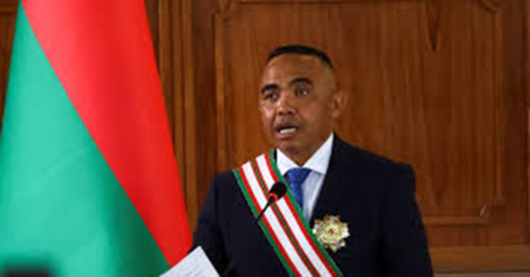 L&iacute;der interino de Madagascar dissolve governo e destitui primeiro-ministro