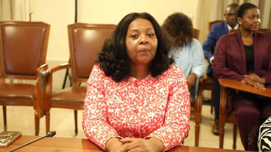 Antiga ministra dos Neg&oacute;cios Estrangeiros de S&atilde;o Tom&eacute; e Pr&iacute;ncipe, Elsa Pinto, apresenta pr&eacute;-candidatura presidencial