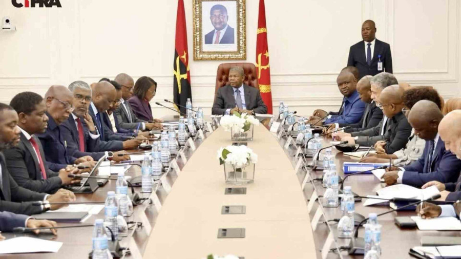 Presidente da Rep&uacute;blica, Jo&atilde;o Louren&ccedil;o, orienta reuni&atilde;o da comiss&atilde;o preparat&oacute;ria da visita do Papa Le&atilde;o XIV a Angola