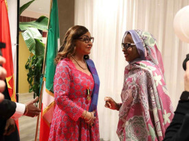 Embaixadora Josefa Sacko (esq.) entre as 50 mulheres africanas inspiradoras - Cedida