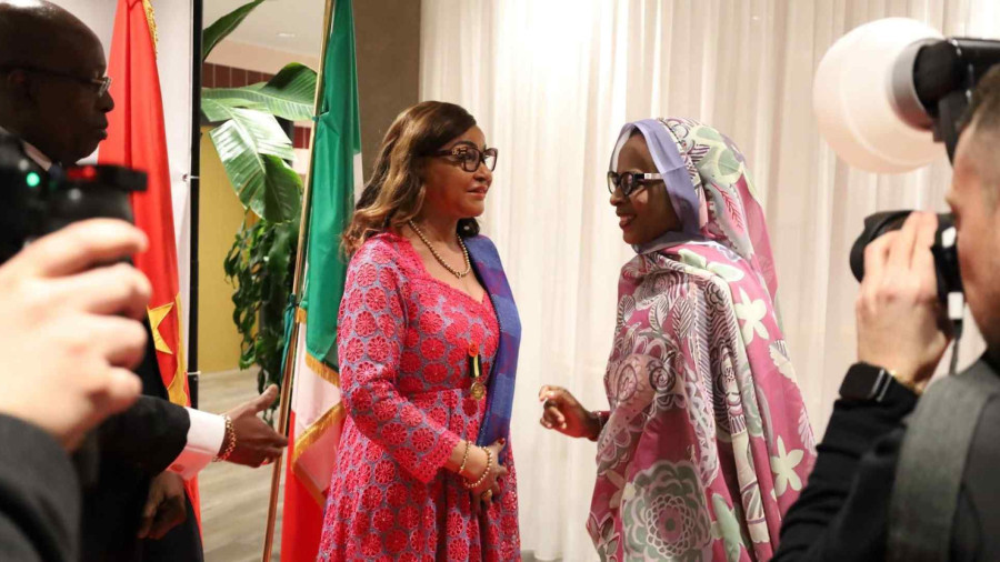 Embaixadora Josefa Sacko (esq.) entre as 50 mulheres africanas inspiradoras