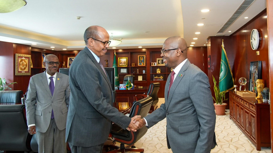 Embaixador de Angola na Eti&oacute;pia e representante permanente junto da Uni&atilde;o Africana, Miguel Bembe (dir.) reuniu-se com Presidente da Uni&atilde;o Africana, Mohmoud Ali Youssouf