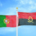 Bandeiras de Angola e de Portugal