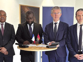 Ministro M&aacute;rio Oliveira (&agrave; esq.) em Fran&ccedil;a  - DR