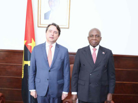 Ministro T&eacute;te Ant&oacute;nio (&agrave; dir.) com o embaixador de Portugal  - DR