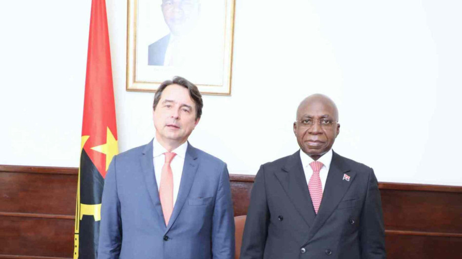 Ministro T&eacute;te Ant&oacute;nio (&agrave; dir.) com o embaixador de Portugal 