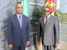 Secret&aacute;rio de Estado para Coopera&ccedil;&atilde;o Internacional e Comunidades Angolanas, Domingos Vieira Lopes, recebeu em audi&ecirc;ncia &Oacute;scar Le&oacute;n Gonzalez, embaixador de Cuba acreditado em Angola - MIREX