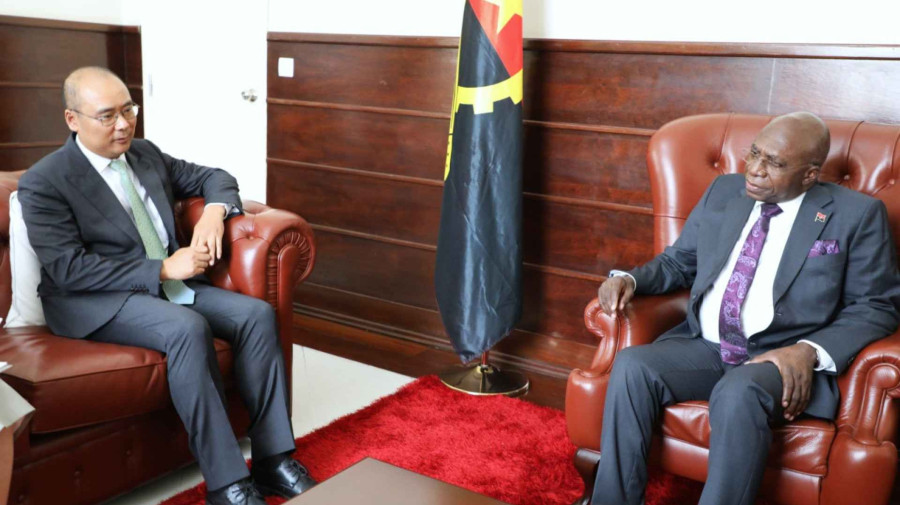 Ministro das Rela&ccedil;&otilde;es Exteriores, T&eacute;te Ant&oacute;nio, recebeu em audi&ecirc;ncia o embaixador da China acreditado em Angola, Zhang Bin
