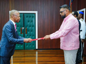 Embaixador Manuel Bravo (&agrave; esq.) - DR