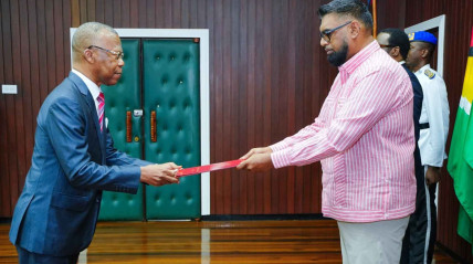 Embaixador Manuel Bravo (&agrave; esq.)