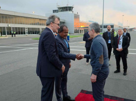 Ministro su&iacute;&ccedil;o em Angola (&agrave; dir.) - MIREX