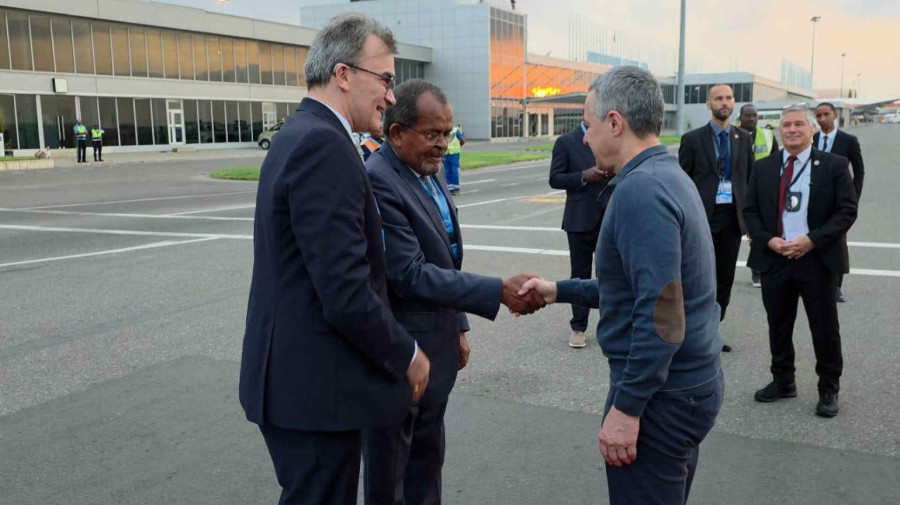 Ministro su&iacute;&ccedil;o em Angola (&agrave; dir.)