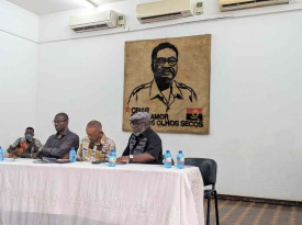 Escritor e Jornalista Jos&eacute; Lu&iacute;s Mendon&ccedil;a (centro) lan&ccedil;ou o livro de poemas 30 ODES (Pouco ou nada Ortodoxas), na Uni&atilde;o dos Escritores Angolanos (UEA) - Cedida