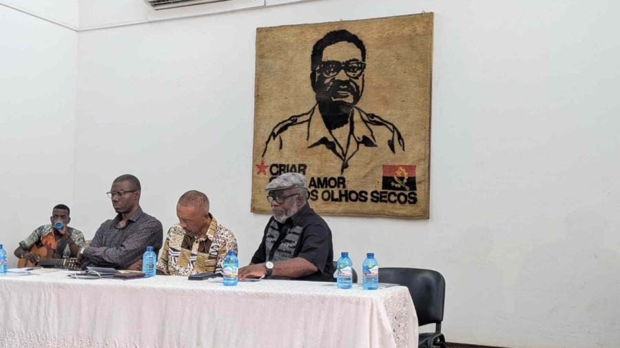 Escritor e Jornalista Jos&eacute; Lu&iacute;s Mendon&ccedil;a (centro) lan&ccedil;ou o livro de poemas 30 ODES (Pouco ou nada Ortodoxas), na Uni&atilde;o dos Escritores Angolanos (UEA)