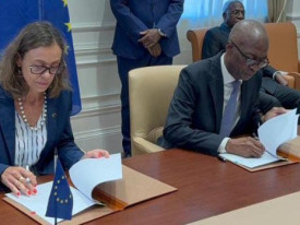 Ministro do Planeamento, Victor Hugo Guilherme, e embaixadora da Uni&atilde;o Europeia em Angola, Ros&aacute;rio Bento Pais, assinaram acordo de financiamento - Cedida