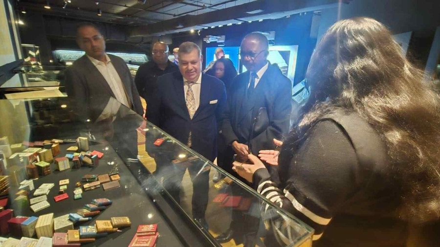 Embaixador angolano visita f&aacute;brica de medicamentos em Alexandria, Egipto 