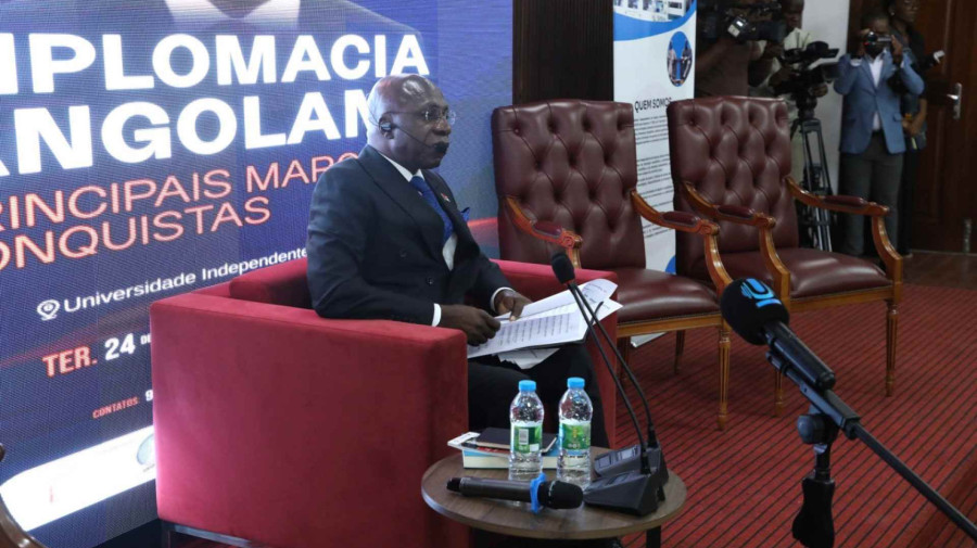 Ministro das Rela&ccedil;&otilde;es Exteriores, T&eacute;te Ant&oacute;nio, dirige palestra sobre diplomacia angolana