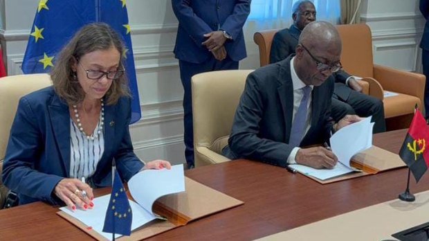 Ministro do Planeamento, Victor Hugo Guilherme, e embaixadora da Uni&atilde;o Europeia em Angola, Ros&aacute;rio Bento Pais, assinaram acordo de financiamento