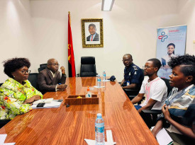 Ministra da sa&uacute;de re&uacute;ne com jovens  - DR