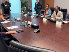 Ministra das Finan&ccedil;as (&agrave; dir.) na China - DR