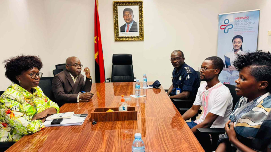 Ministra da sa&uacute;de re&uacute;ne com jovens 